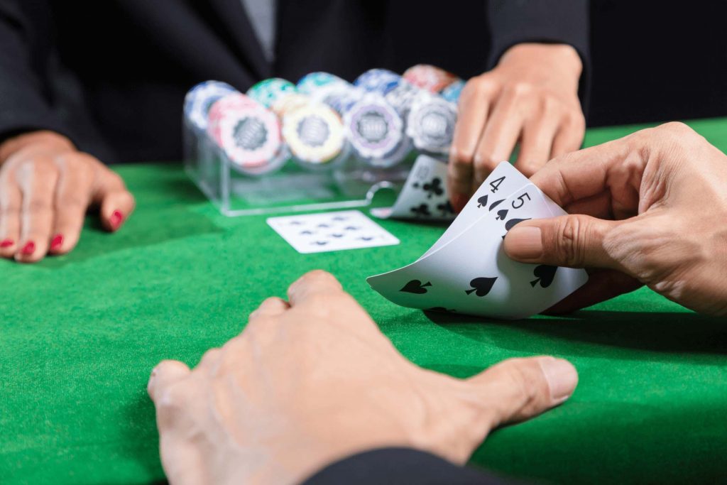 El jugador está apostando a la carta en la mano contra la del Banquero y El banquero En blackjack se rinde cuando un oponente con puntos superiores gana en un juego de cartas