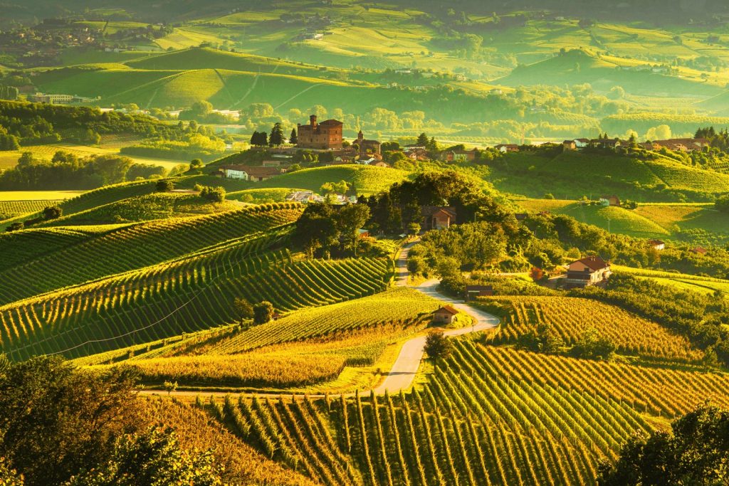 Panorama de la puesta de sol en los viñedos de Langhe, Grinzane Cavour, Sitio de la Unesco, Piamonte, Norte de Italia Europa.